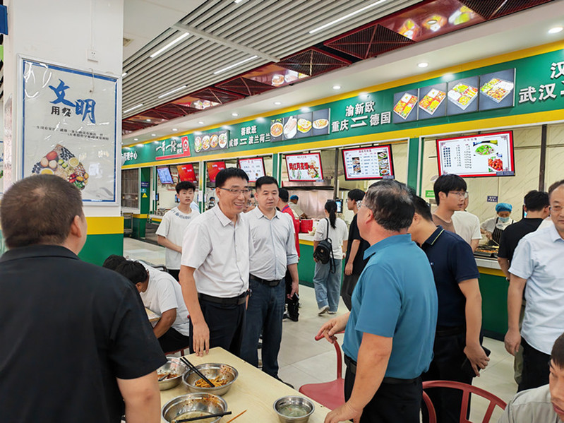 后勤安保处处长李晓飞陪同韩小卫校长检查指导迎新工作