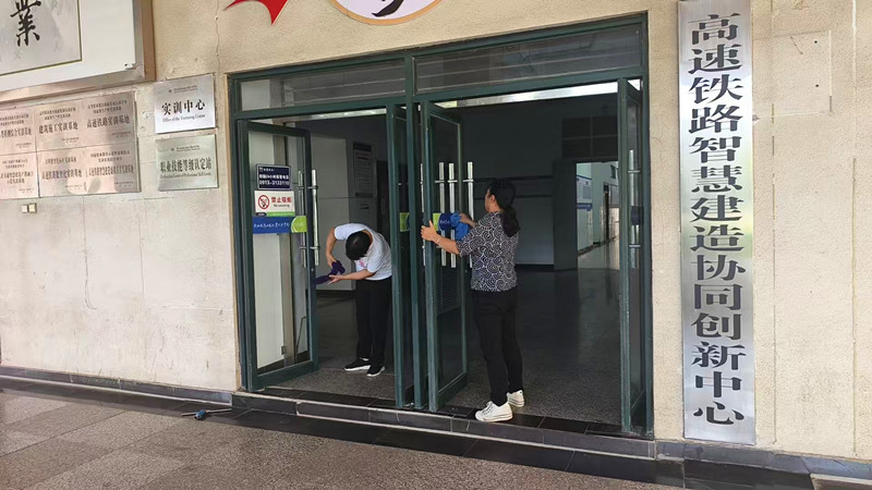 保洁擦拭玻璃门