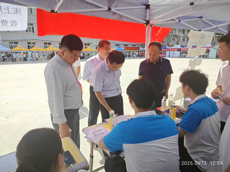 后勤安保处处长李晓飞、副处长康江龙陪同刘明学副校长检查指导迎新工作