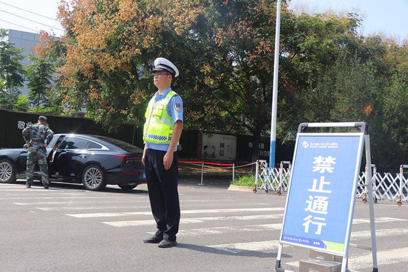 交警在执勤现场