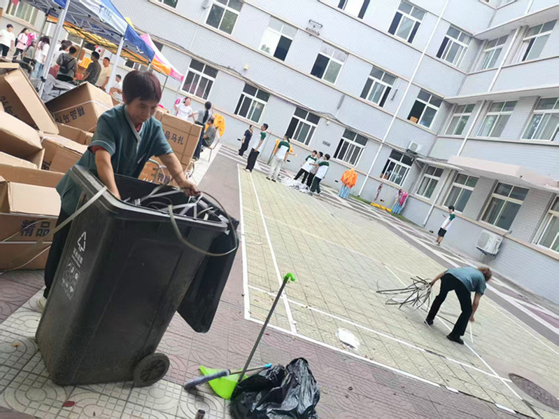 保洁清理迎新现场废品