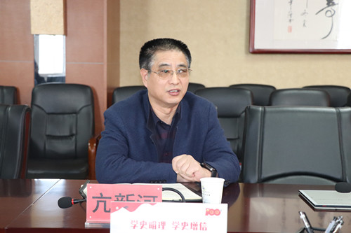 学校宣传部部长亢新河在会上交流发言