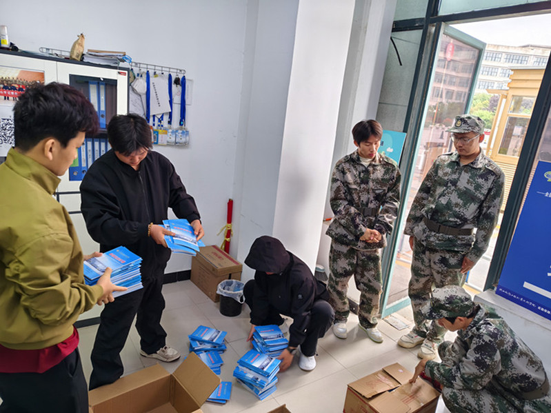 二级学院派人领取《校园安全手册》 二级学院派人领取《校园安全手册》