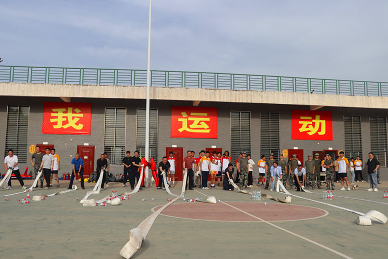 后勤党总支第一党支部党员参与消防保龄球项目体验