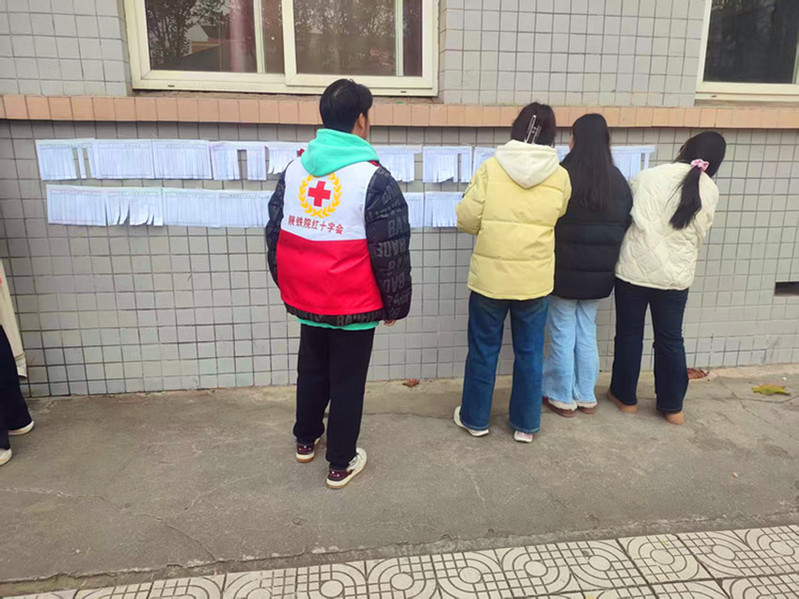 学生参与防艾知识答题