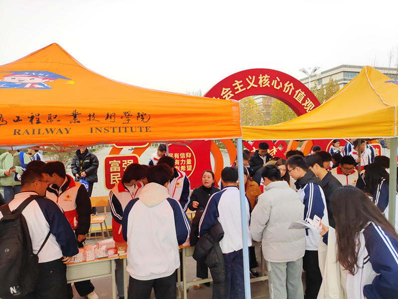 学生踊跃参与户外宣传活动