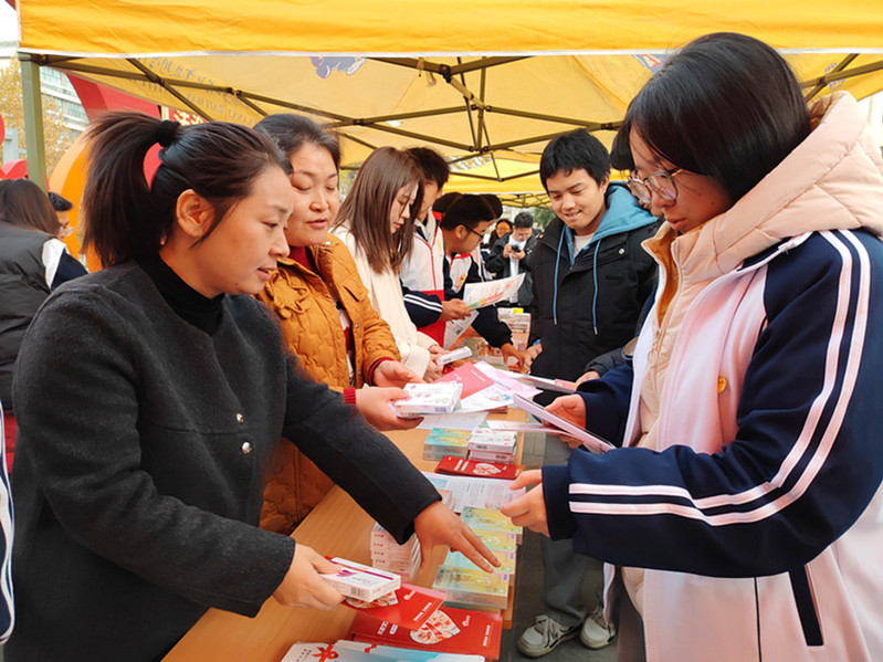 为学生免费发放防护科普手册和防护物资