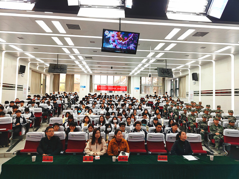 300余名师生现场聆听讲座