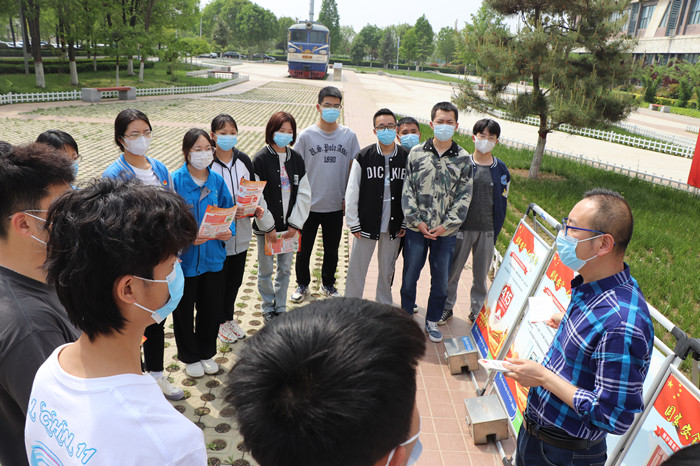 安保处老师利用展板为学生普及国家安全知识