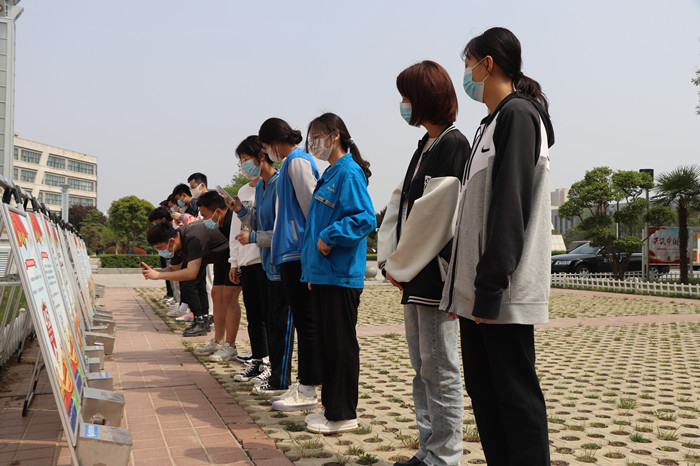 学生在国家安全宣教展板前驻足观看学习