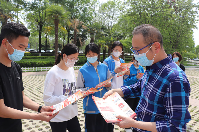 安保处老师为学生发放国家安全宣传教育彩页