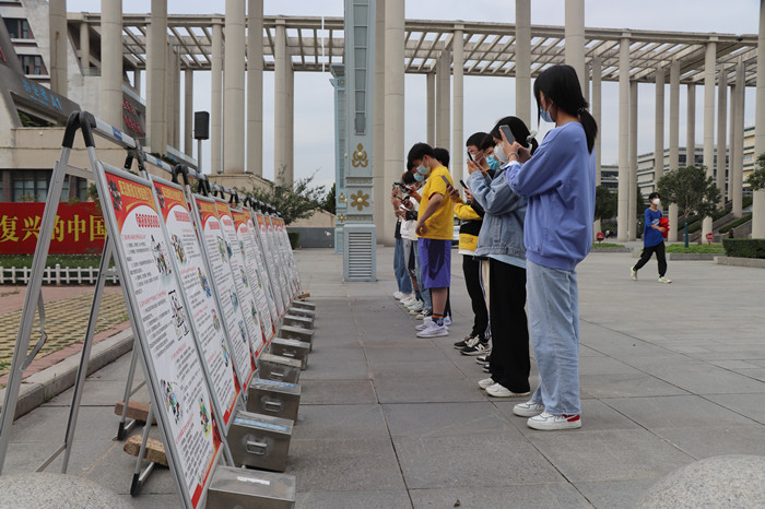 学生观看学习反恐防暴宣传展板