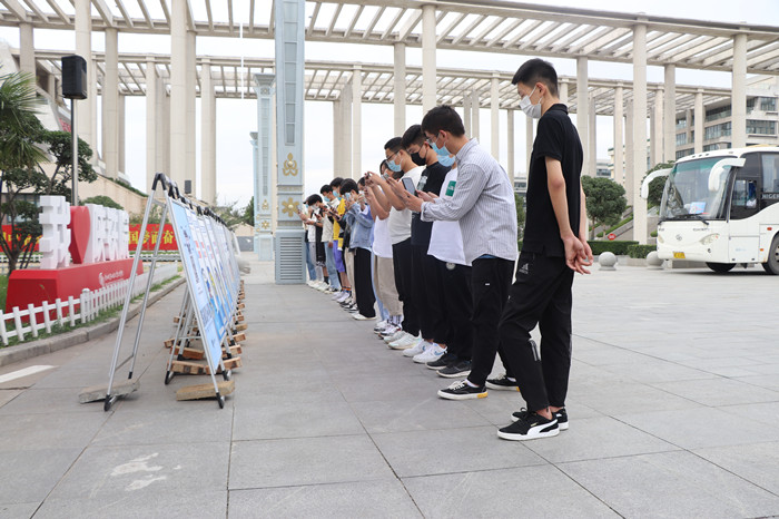 学生观看学习反电信网络诈骗宣传展板