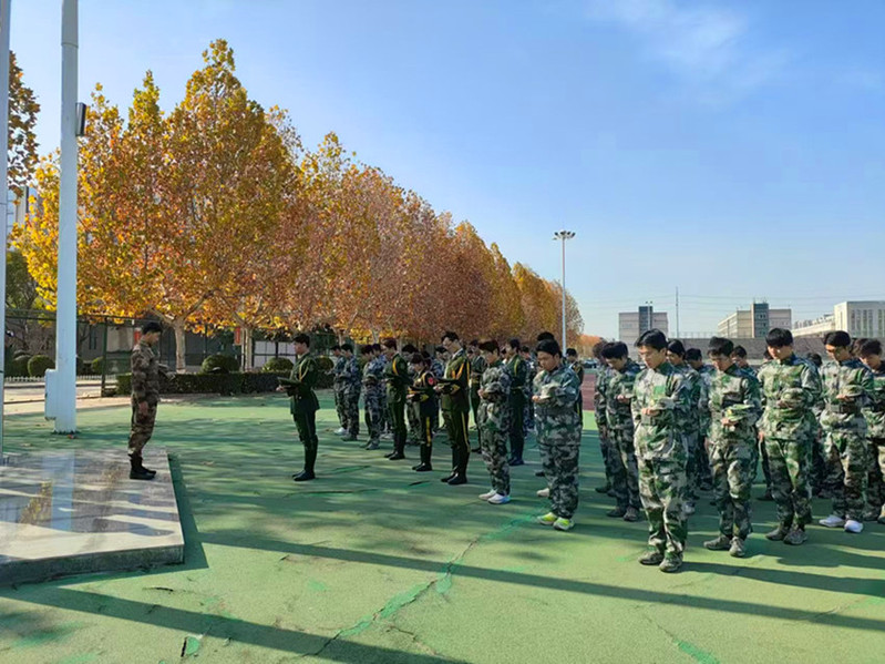 向南京大屠杀死难同胞默哀（高新校区）