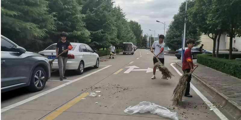 劳动班学生提前进行校园卫生大扫