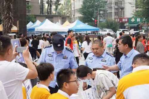 反诈进校园 民警为新生发放反诈宣传册