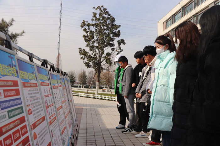 学生观看学习宪法宣传教育展板