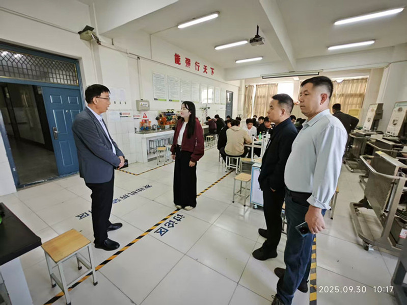 韩小卫校长与实训室上课老师交谈（临渭校区）