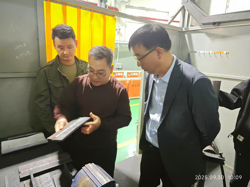 检查组在焊接实训室检查（临渭校区）