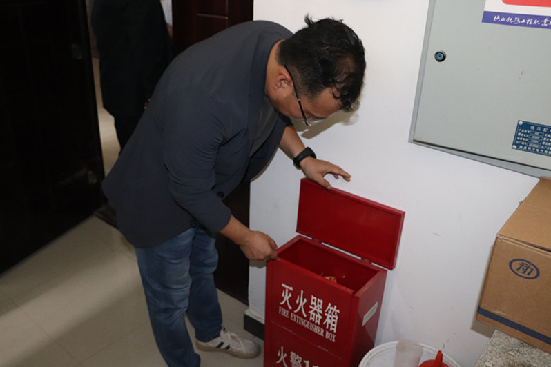 检查组在实训楼检查（高新校区）