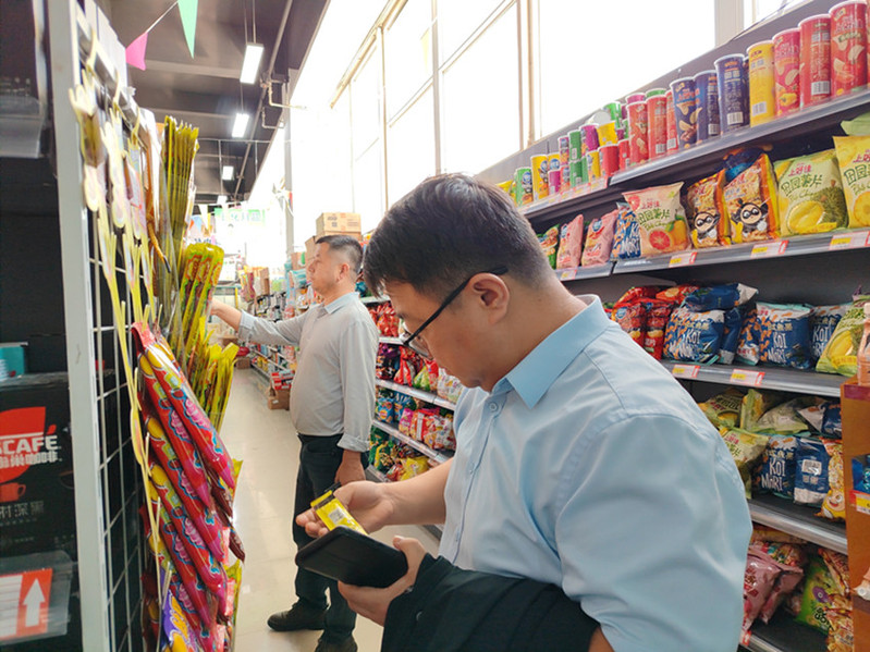 检查组在校园超市检查（高新校区）