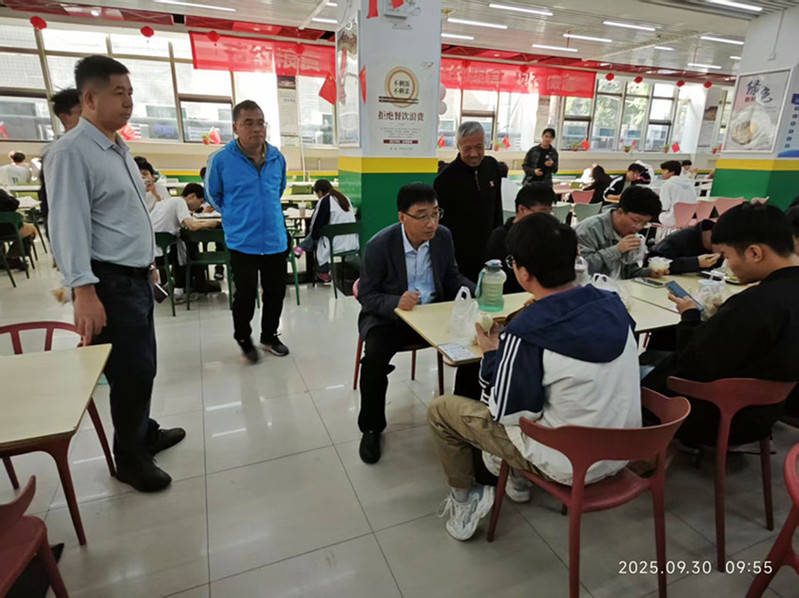 韩小卫校长与就餐学生交谈（临渭校区）