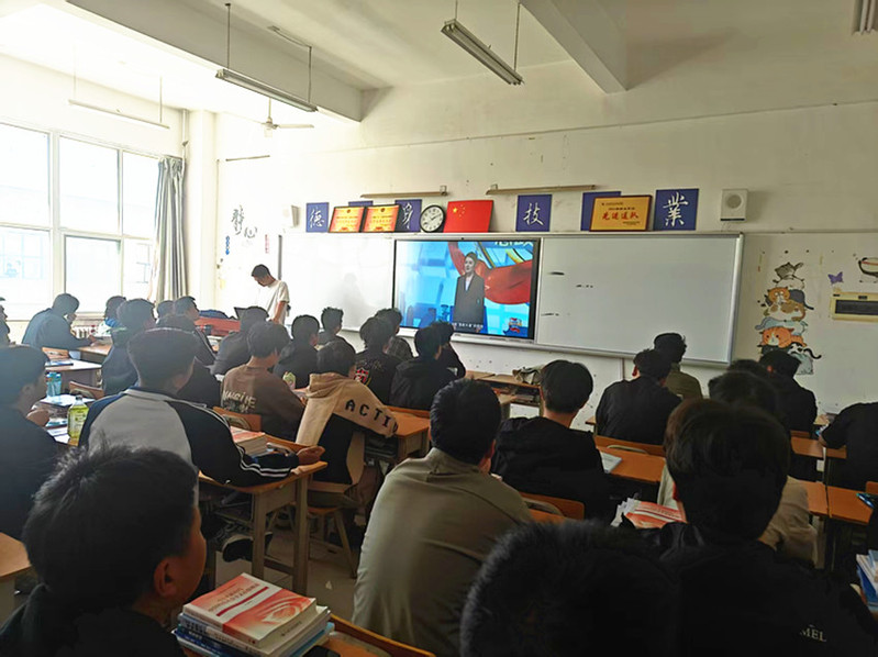 学生集中观看“总体国家安全观思政大课（大学篇）