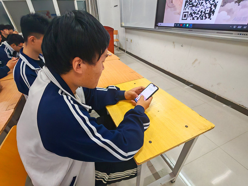 学生在认真答题