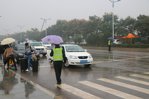 交警协助维护校外交通秩序