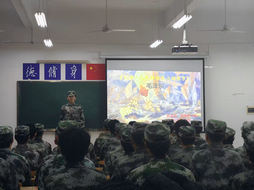 队员朗诵《七律·人民解放军占领南京