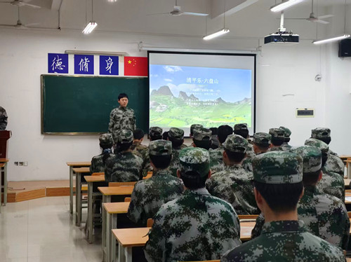 队员朗诵《清平乐·六盘山》