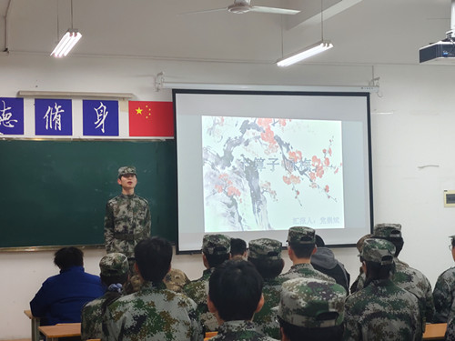 队员朗诵《卜算子·咏梅》