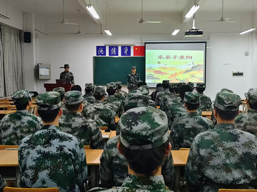 队员朗诵《采桑子·重阳》