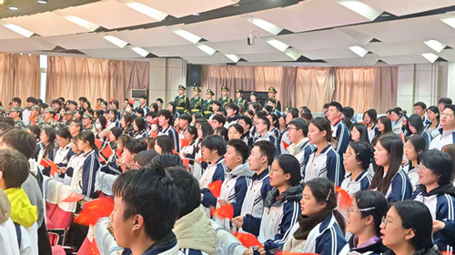 全体起立 合唱《歌唱祖国》