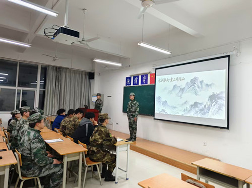 队员朗诵《水调歌头·重上井冈山》