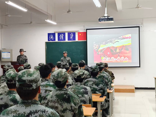 队员朗诵《西江月·井冈山》