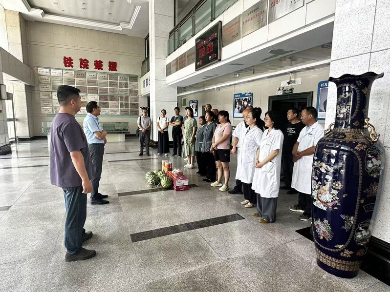前往临渭校区慰问校健康服务中心医护及后勤在岗人员，了解暑期校园医疗值守工作开展情况。