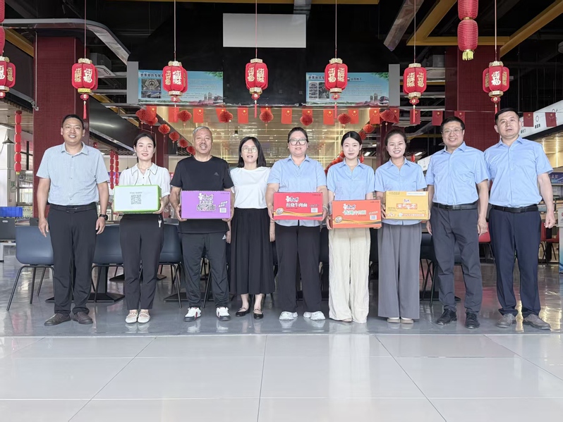 为餐饮一线职工发放防暑物资，向坚守高温岗位的食堂工作人员送上清凉慰问。