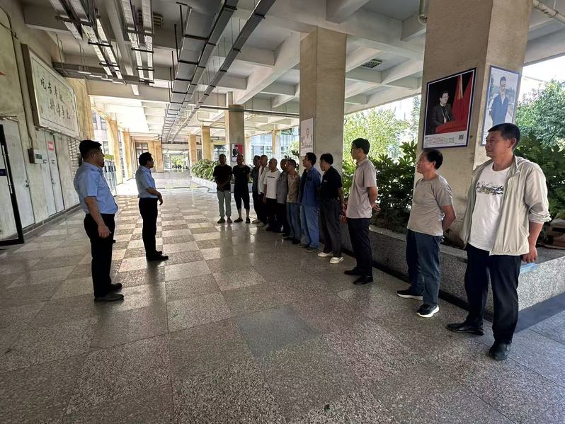 刘明学副校长在新校区维修班组开展现场工作叮嘱，关切问询高温作业值守情况。