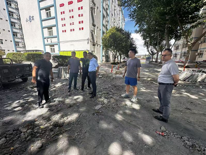 实地检查临渭校区道路翻新施工现场，督导工程施工进度与高温施工安全管理工作。