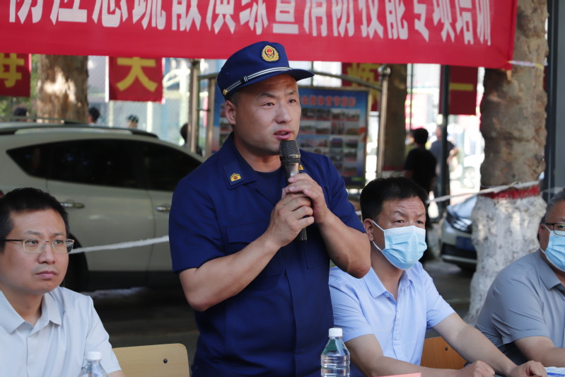 渭南市临渭区经济救援大队警官点评火灾应急疏散演练