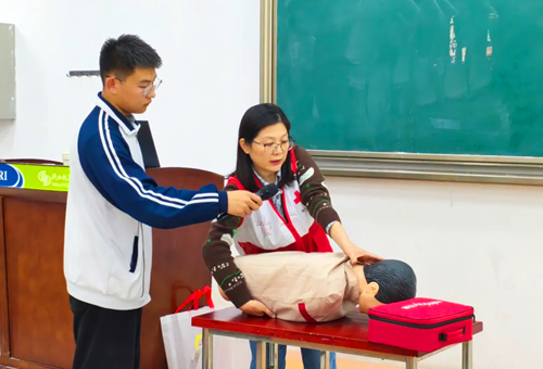 渭南市红十字会讲师为参训学员进行急救教育培训