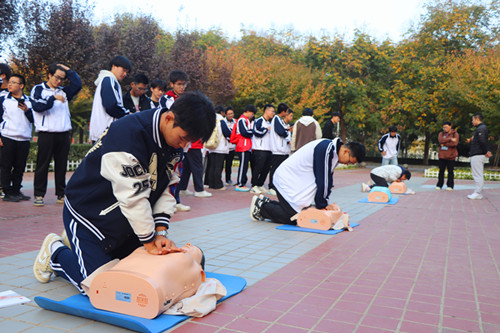 学生进行急救实操演练