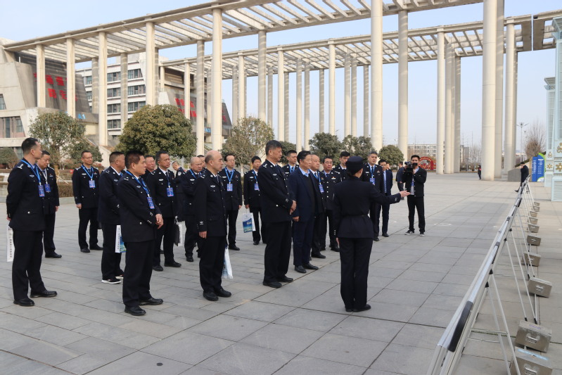 观摩团在警校共建成果展板前驻足观看