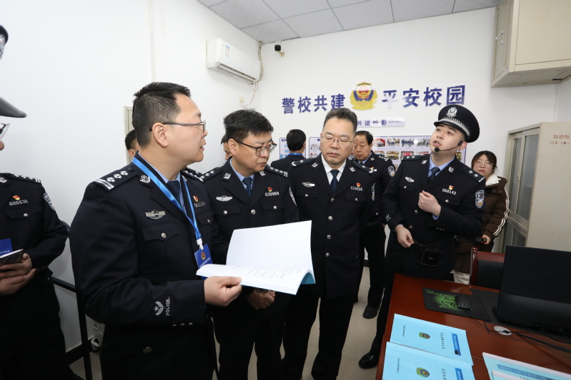 观摩团在学校警务室参观