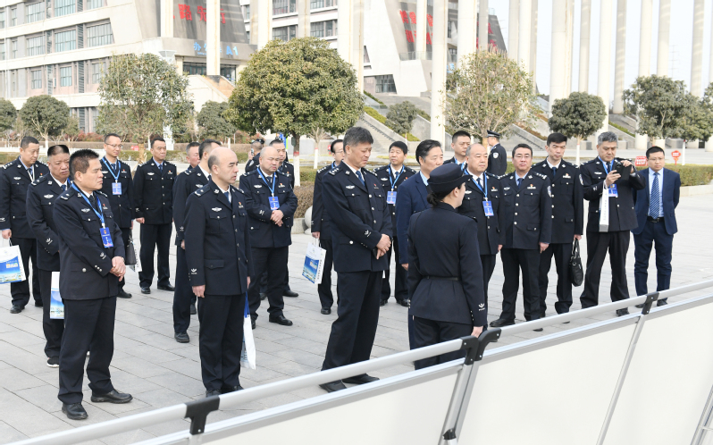 党委书记焦胜军、副校长刘明学陪同观摩团观看警校共建成果展板