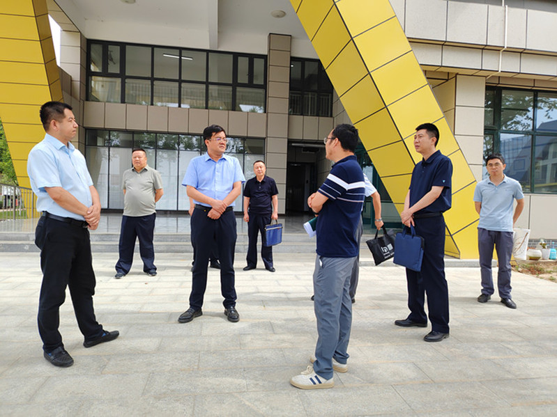 考察团在后勤综合楼实地考察