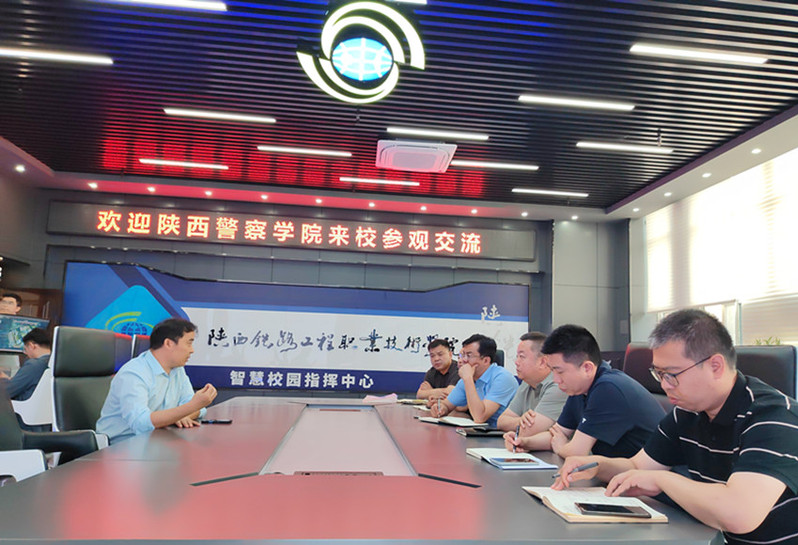 信息化与网络安全处处长王传合向考察团介绍学校后勤管理数字化与智能化建设成果