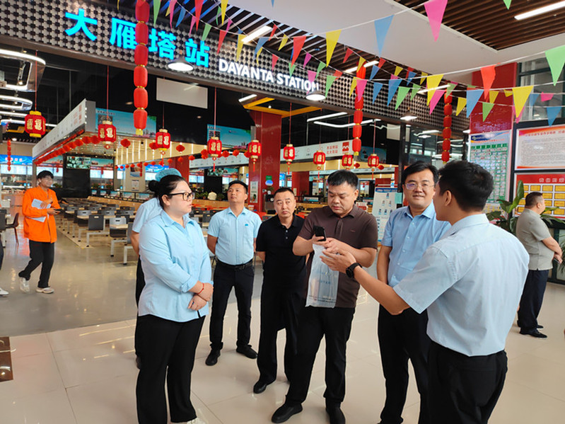 考察团在餐饮中心实地考察