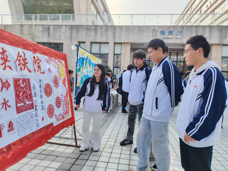 学生观看节水文艺作品展